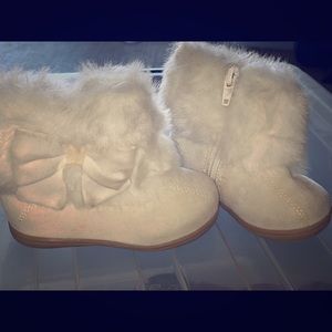 Baby boots size 5. Never worn.